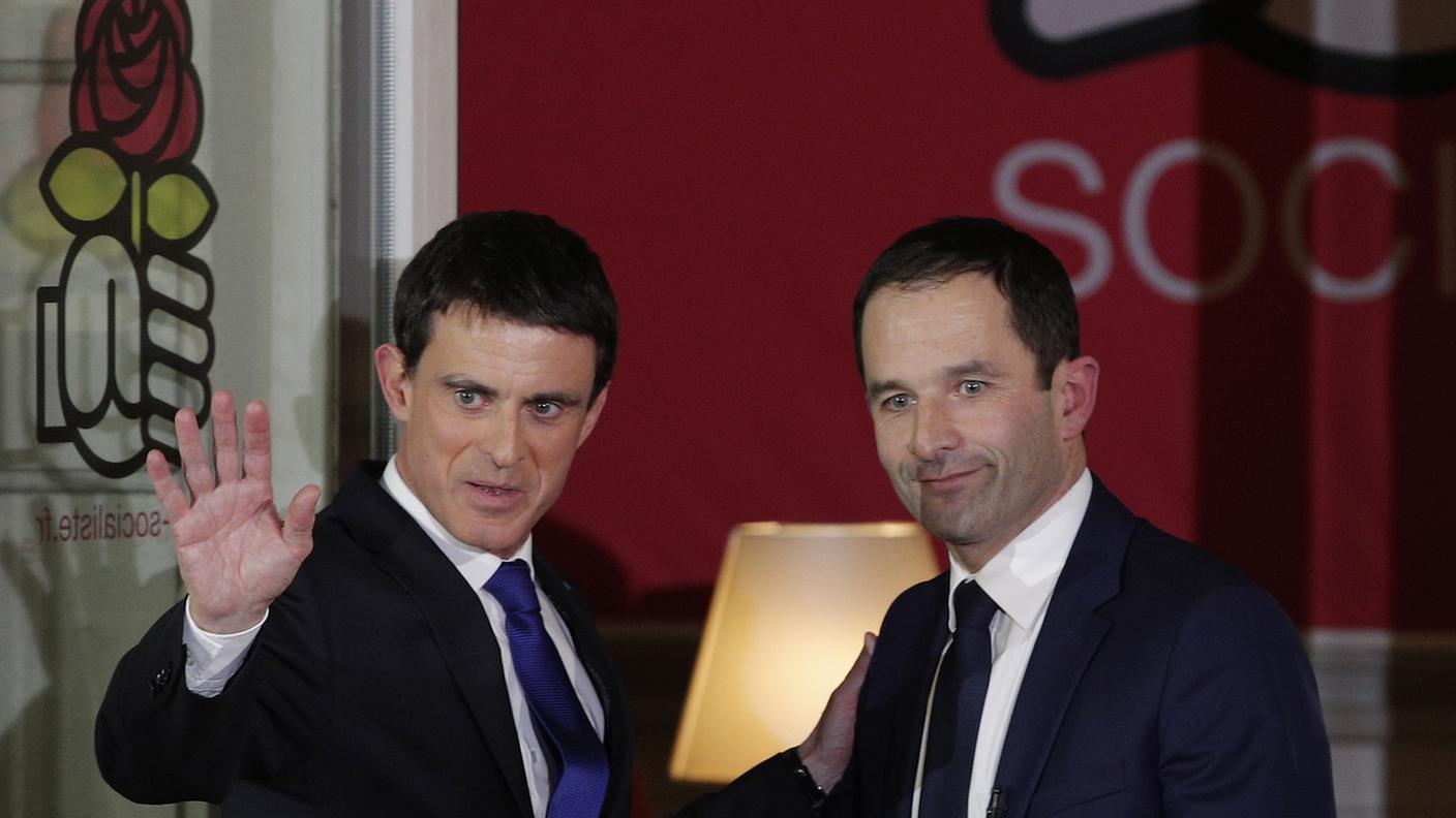 Valls (a sinistra) volta le spalle ad Hamon, che lo sconfisse nelle primarie