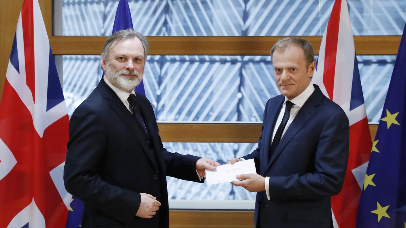 Il momento della consegna della lettera da parte di Barrow (a sinistra) a Tusk