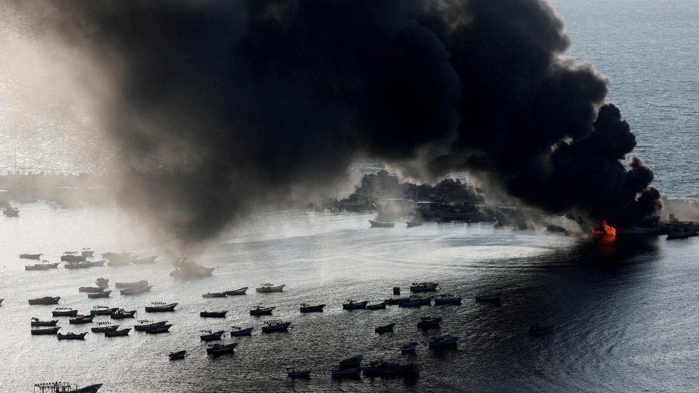 Il porto di Gaza colpito dall'aviazione israeliana