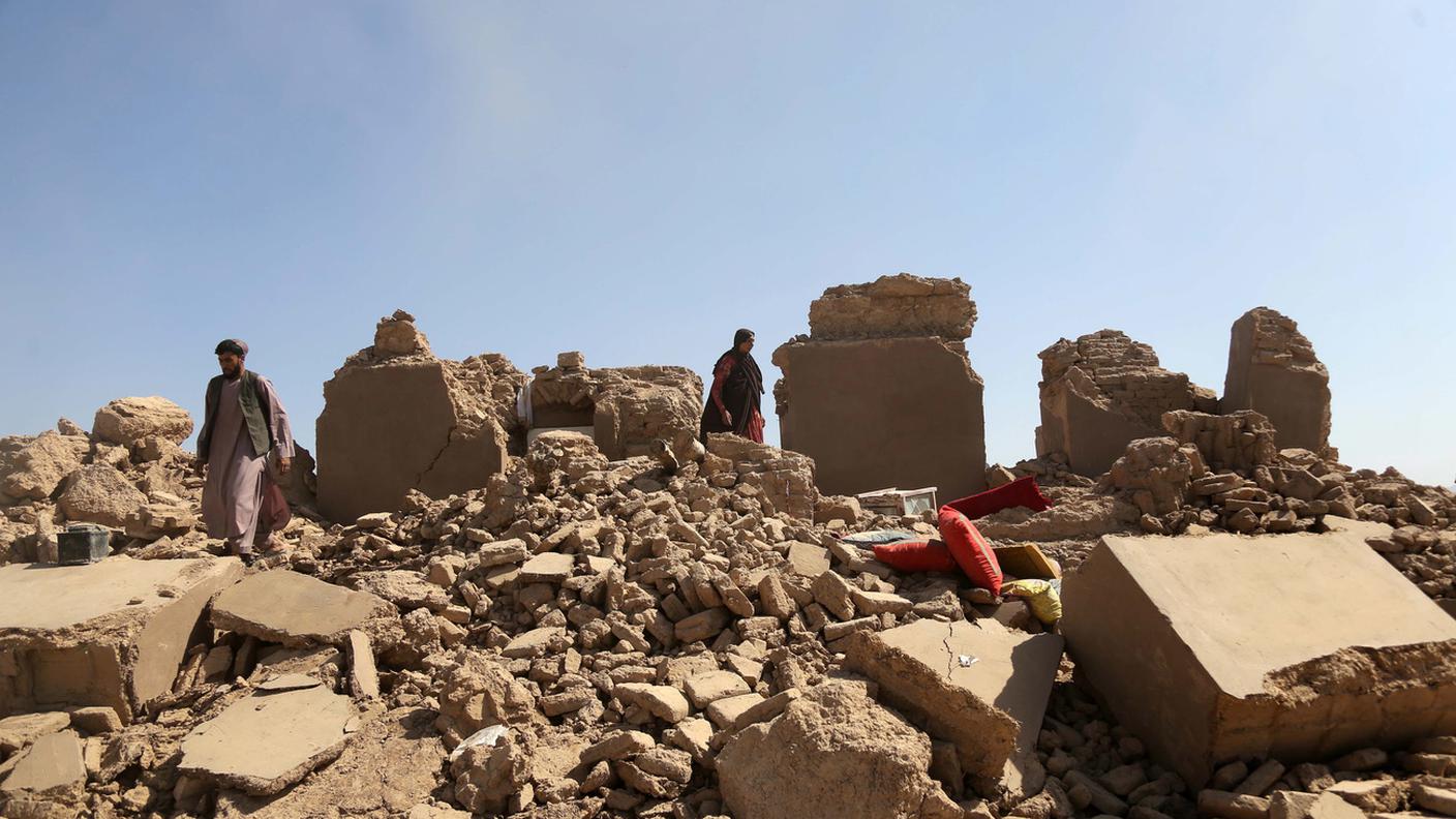 Alcune persone si aggirano tra le rovine di un villaggio devastato dal sisma in Afghanistan KEY.jpg