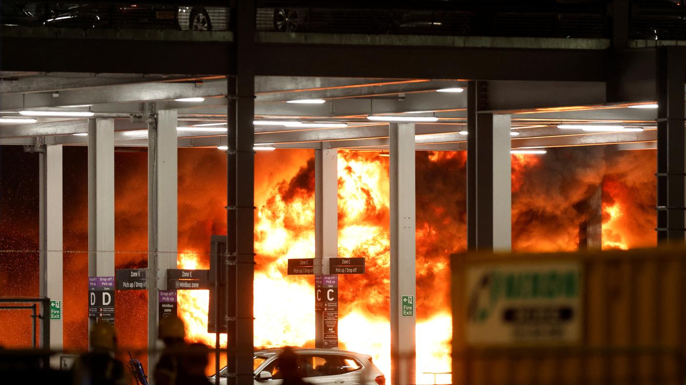 L’incendio è divampato intorno alle 21 in un parcheggio di recente costruzione