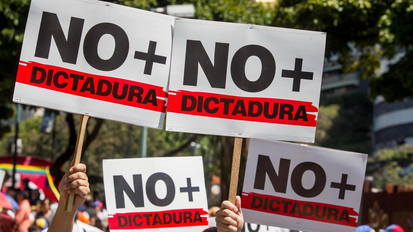 Oppositori in piazza a Caracas