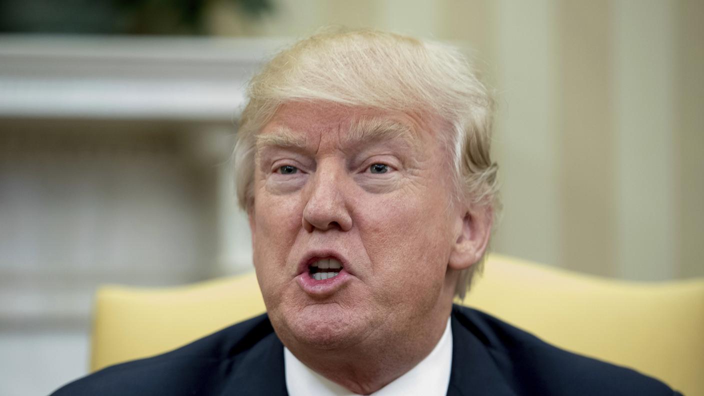 Donald Trump ritratto nello Studio Ovale della Casa Bianca