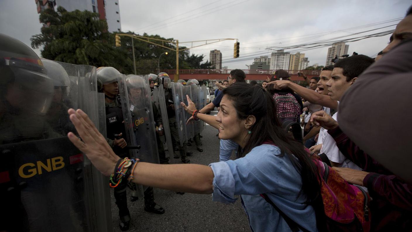 Proteste degli studenti davanti alla sede della Corte suprema venezuelana