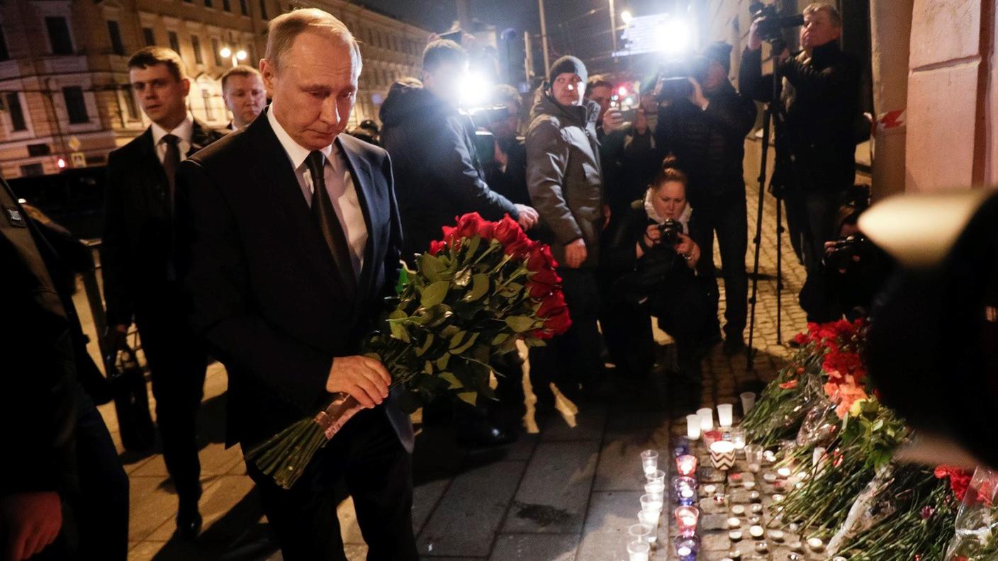 L'omaggio di Vladimir Putin alle vittime dell'attacco terroristico