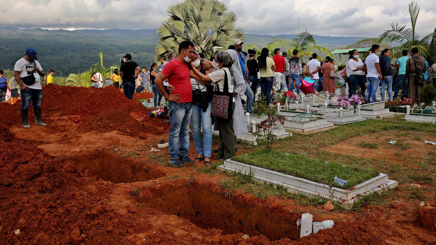 Si celebrano funerali di massa