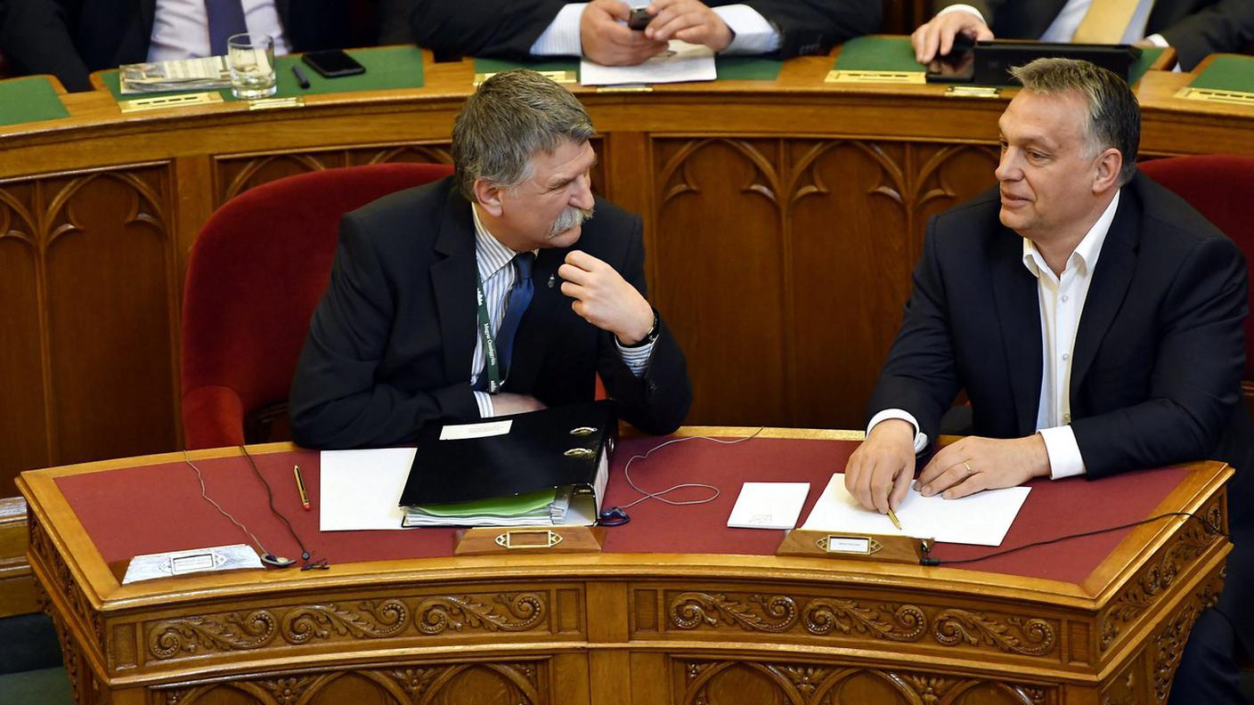 Il premier bulgaro nazional-conservatore Viktor Orban (a destra) durante il dibattito in Parlamento