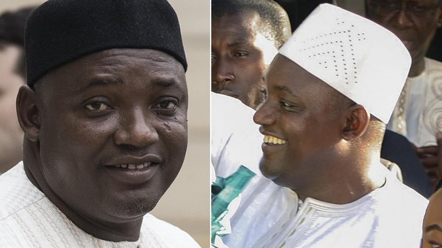 Il nuovo presidente Barrow (a sin.) e il predecessore Jammeh