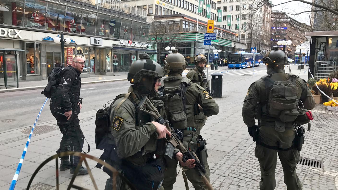 Agenti schierati in centro a Stoccolma