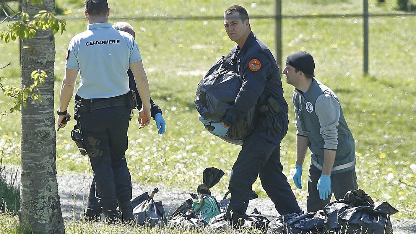La polizia mentre ispeziona uno dei nascondigli