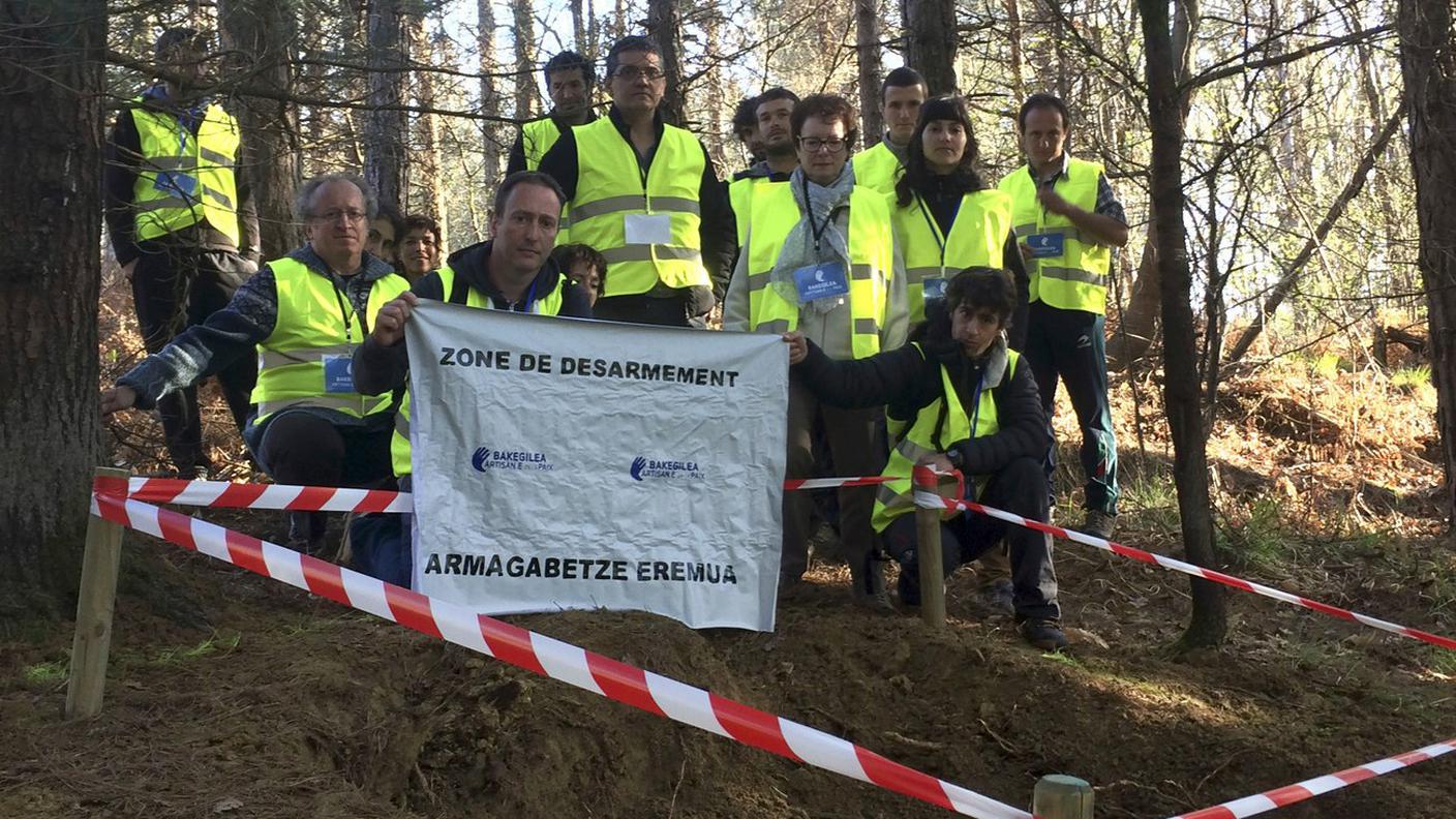 Un gruppo di artigiani della pace presidia un nascondiglio dell'ETA