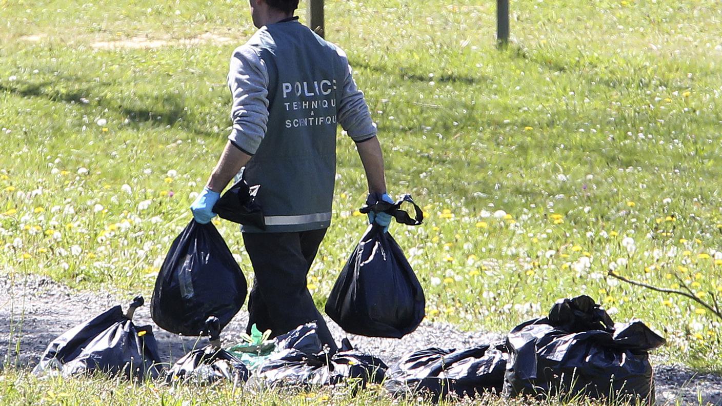 La polizia mentre ispeziona uno dei nascondigli