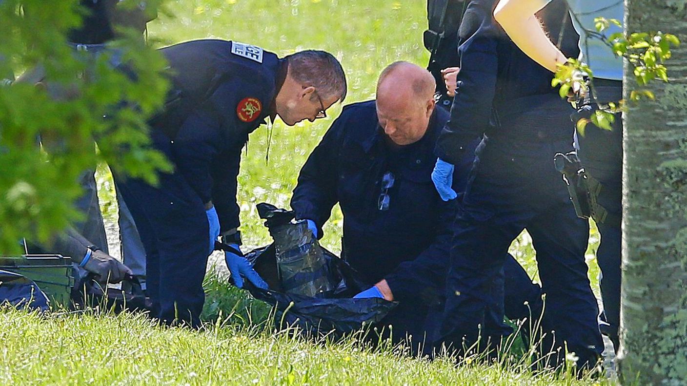 La polizia setaccia il materiale recuperato