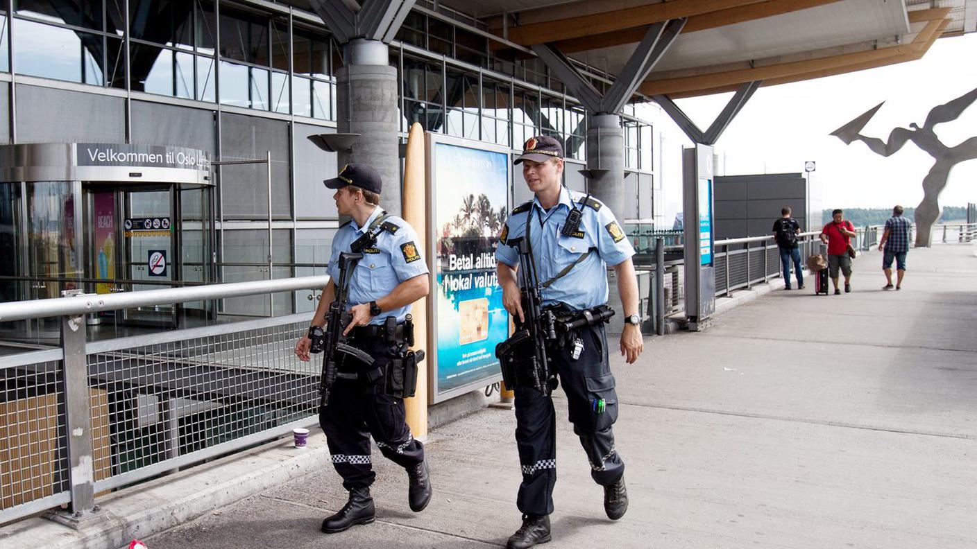 Agenti armati all'aeroporto di Oslo
