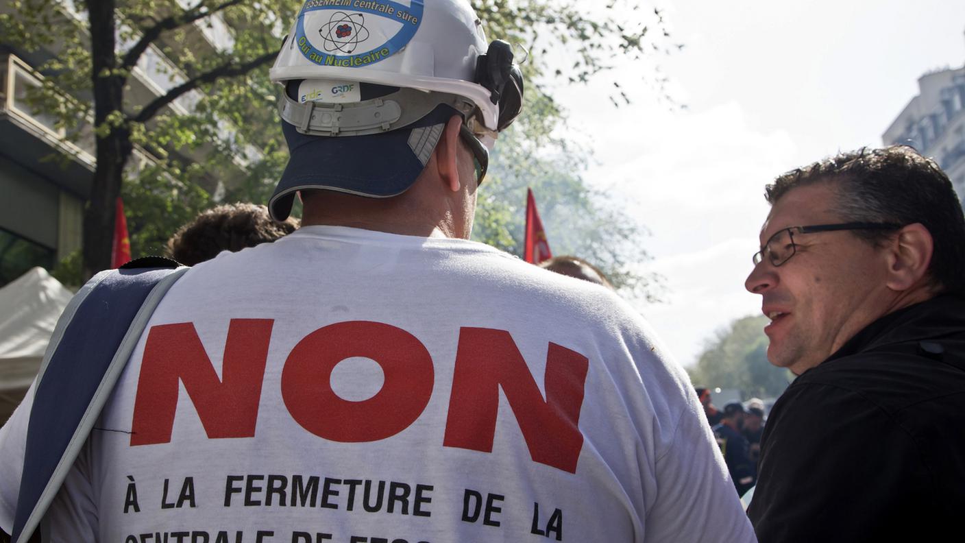 Manifestazione di avversari alla chiusura della centrale