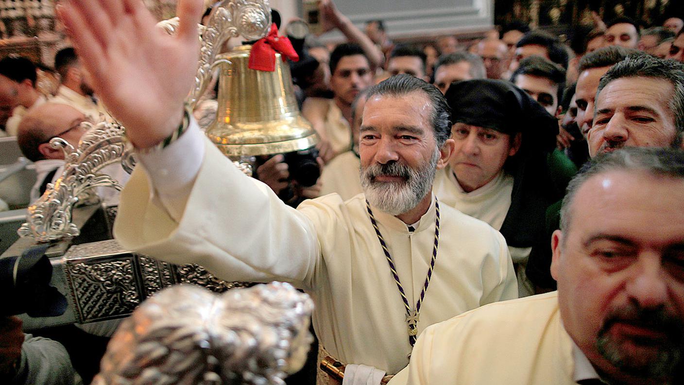 Antonio Banderas con l'abito dei penitenti a Malaga