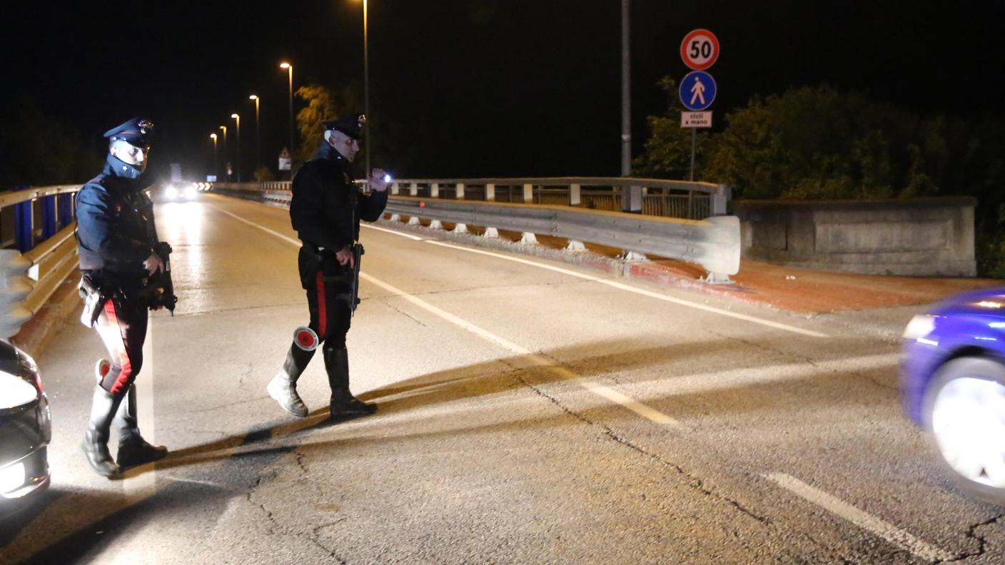Un posto di blocco nella notte