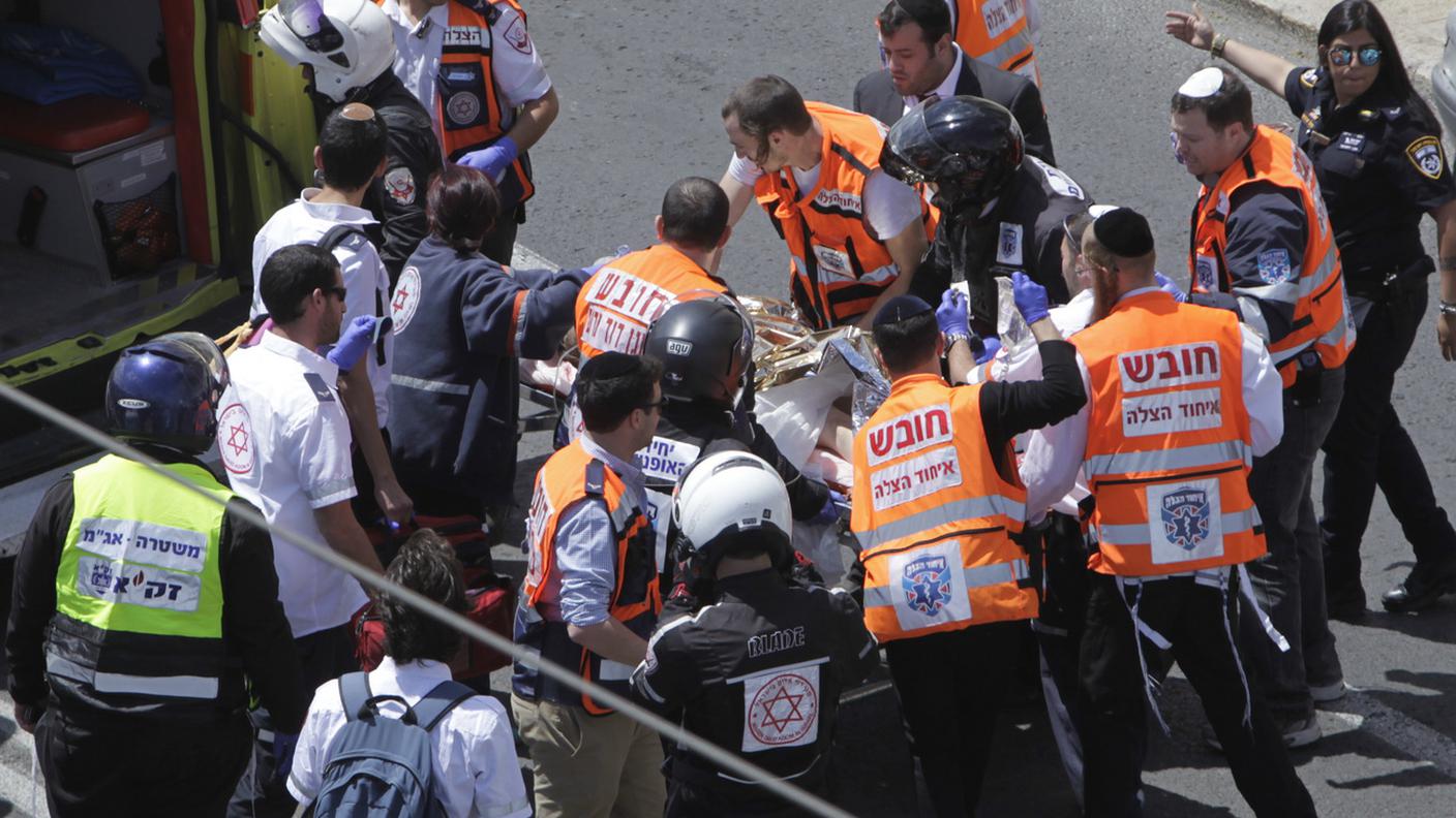 Feriti anche due passeggeri fra cui una donna incinta