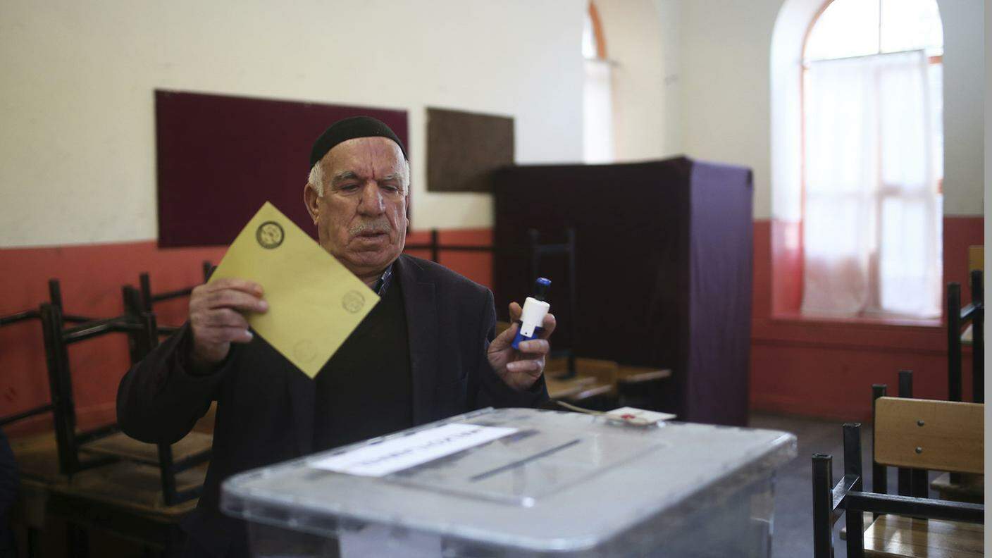 Un cittadino al voto in un seggio elettorale allestito a Diyarbakir, nel sud-est della Turchia