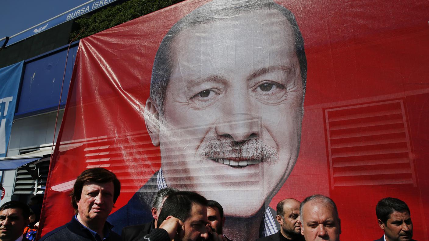 Un cartellone con Tayyip Erdogan