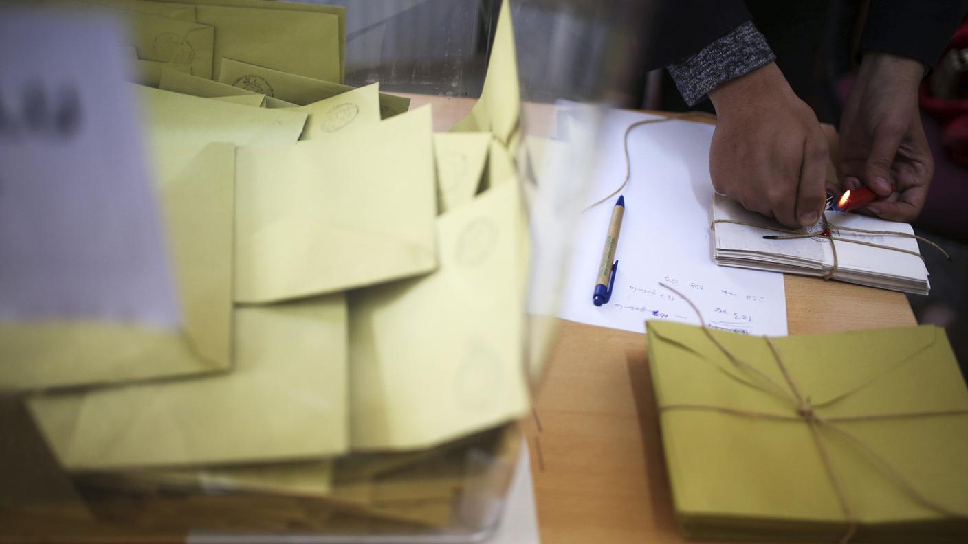 Le denuncia dell'opposizione: schede di voto conteggiate pur senza timbri ufficiali