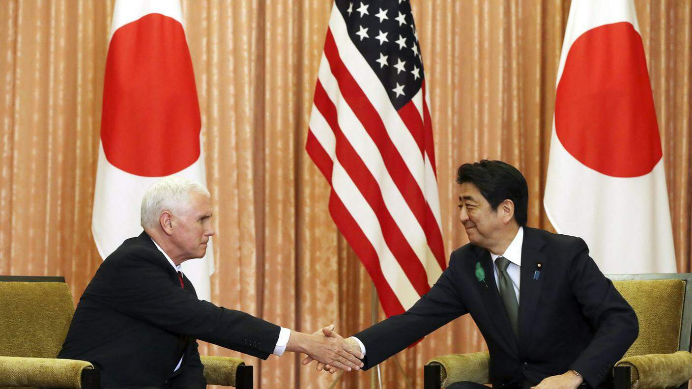 Il vicepresidente USA Mike Pence e il premier giapponese Shinzo Abe