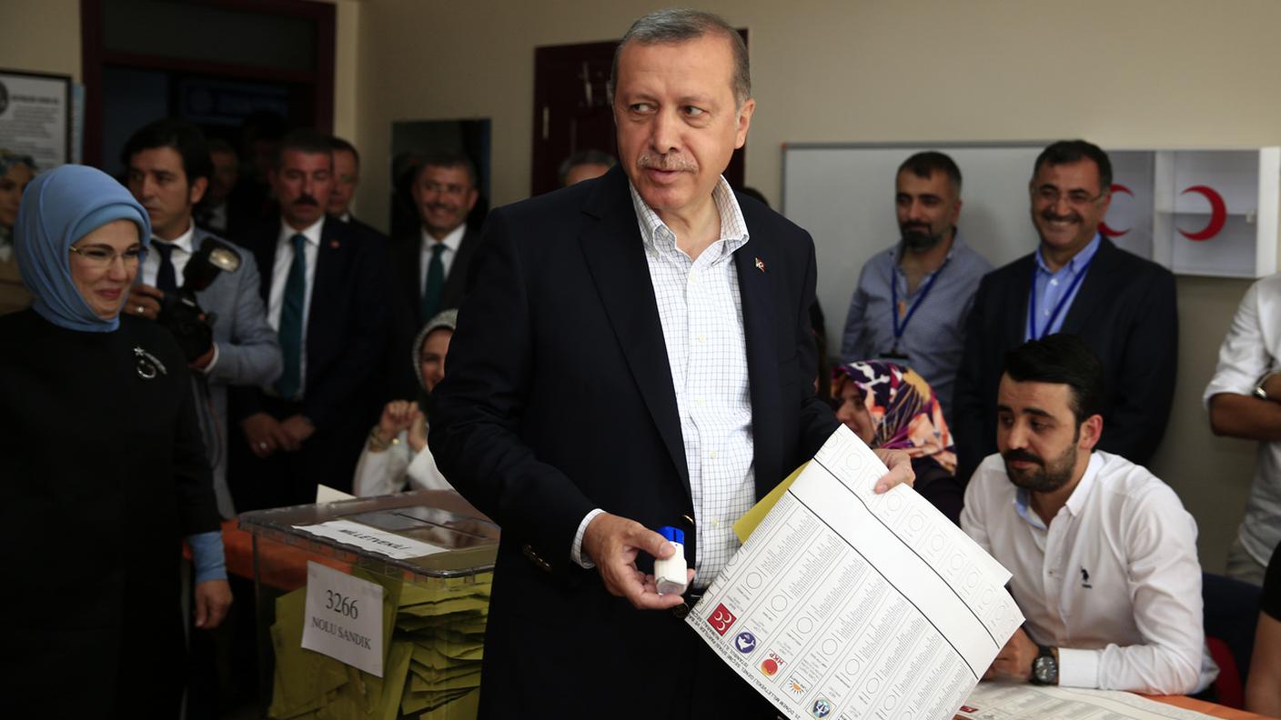 Il presidente turco Recep Tayyip Erdogan in un seggio elettorale