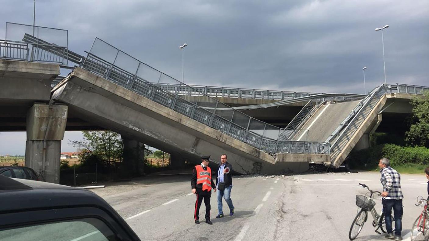 L'impressionante crollo del cavalcavia