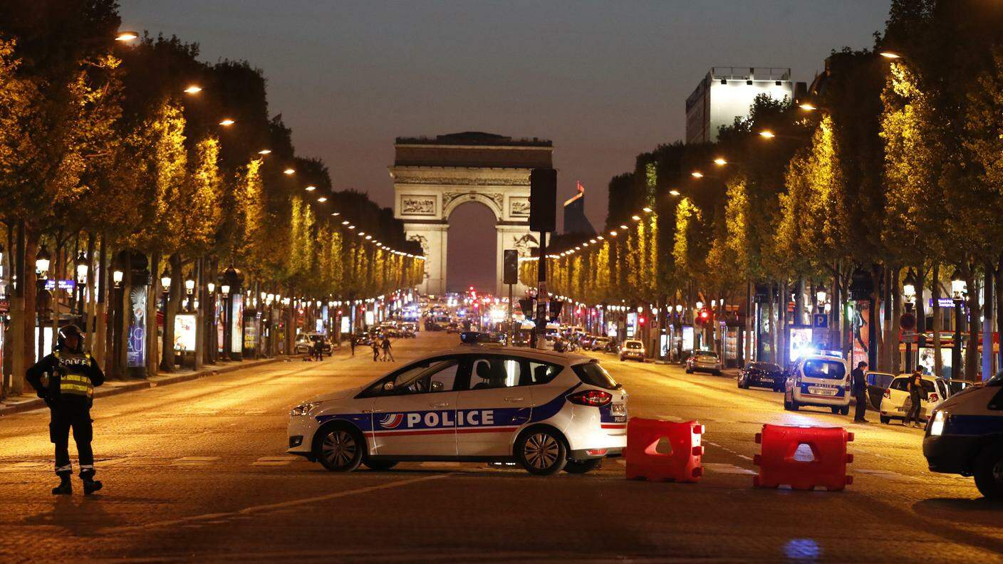 Gli Champs-Élysées evacuati dopo la sparatoria 