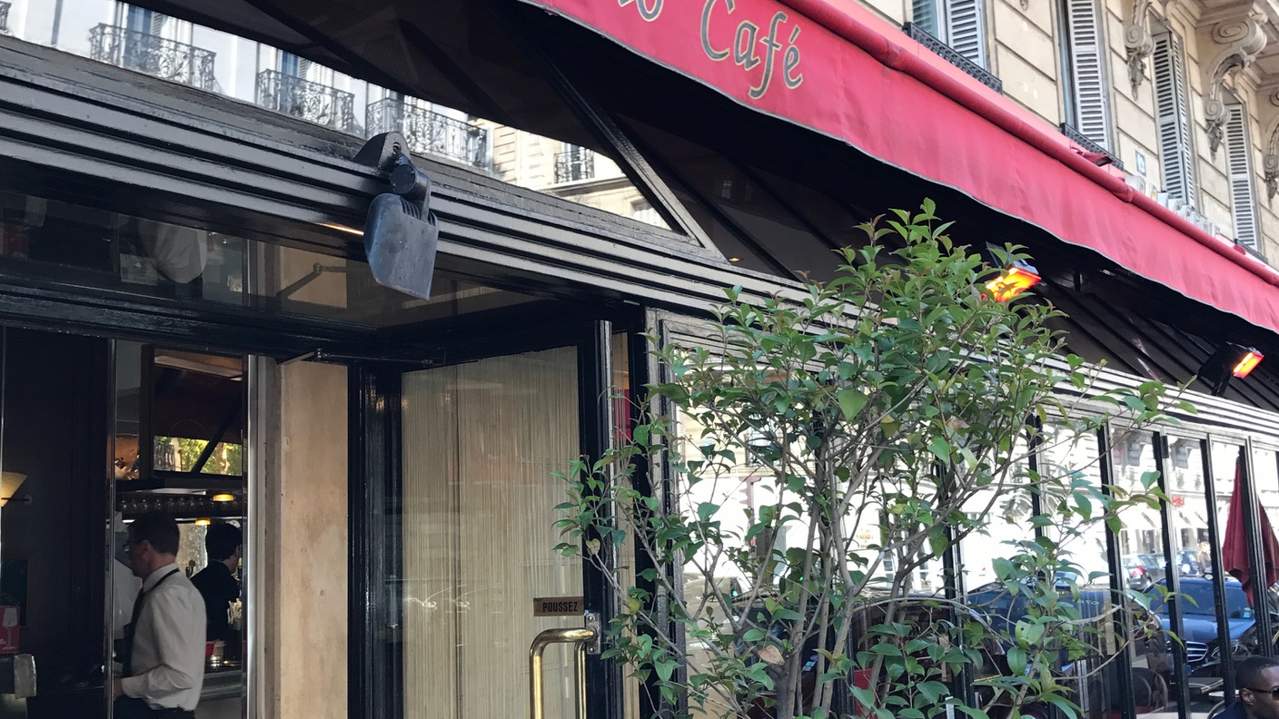 Alla Brasserie dell'angolo, che guarda sul Boulevard Saint Germain, si vive di ricordi