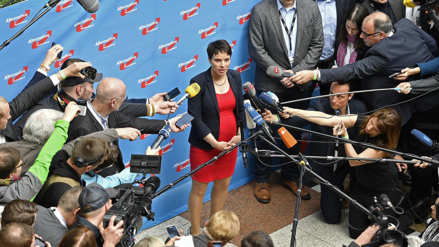 Frauke Petry in difficoltà al congresso dell'AfD