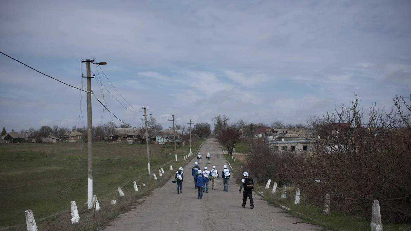 Una pattuglia dell'OSCE per le strade di Shyrokyne