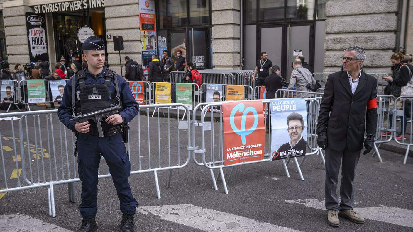 Elezioni in Francia: 50'000 poliziotti schierati