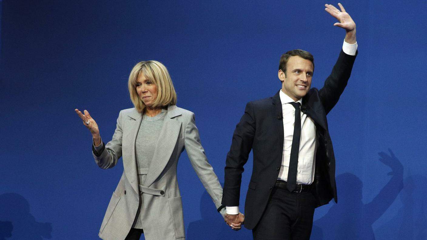 Macron festeggia la vittoria al primo turno con la moglie Brigitte Trogneux
