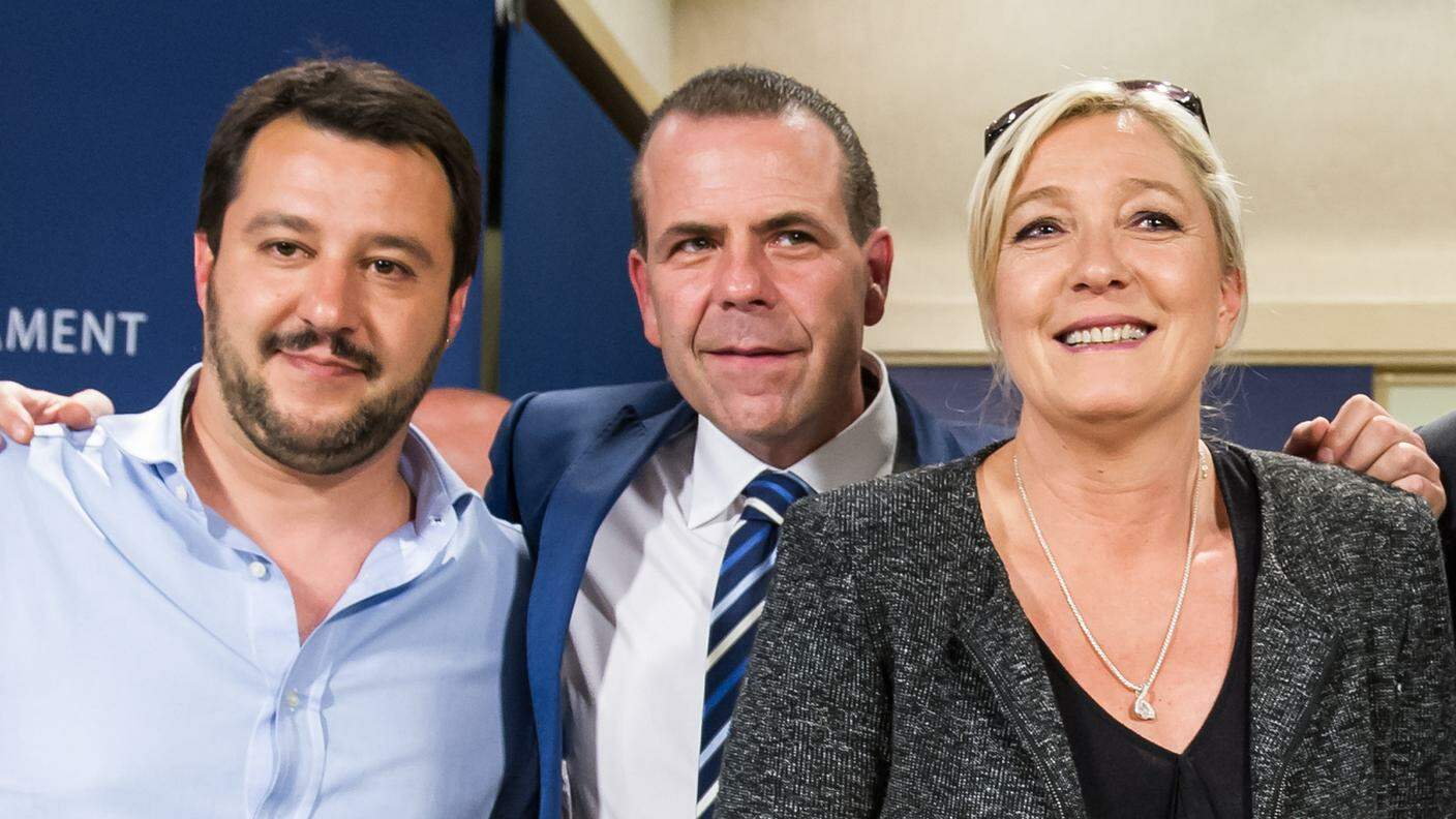 Matteo Salvini (s) e Marine Le Pen in una fotografia del 2014