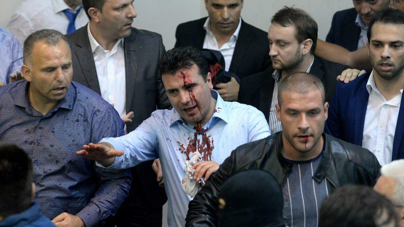 Zoran Zaev, leader dell'opposizione, lascia l'aula dopo essere stato ferito