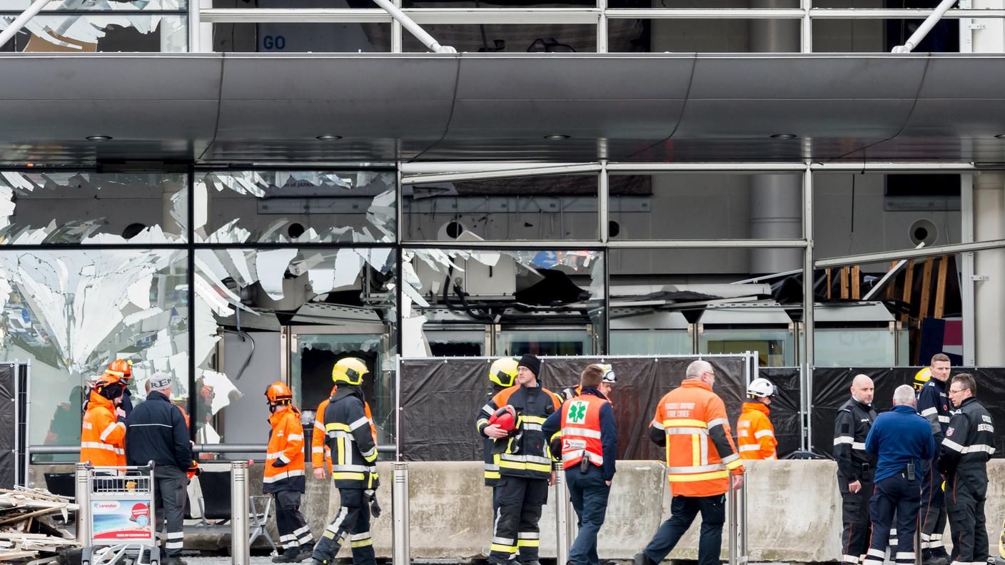 Le operazioni di soccorso dopo l'attacco all'aeroporto belga