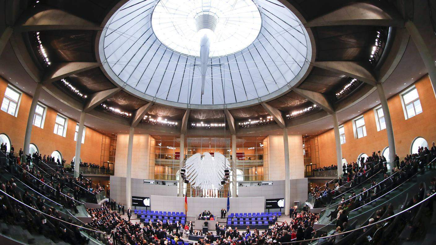 Il Bundestag ha adottato una legge che limita la dissimulazione del volto dei funzionari