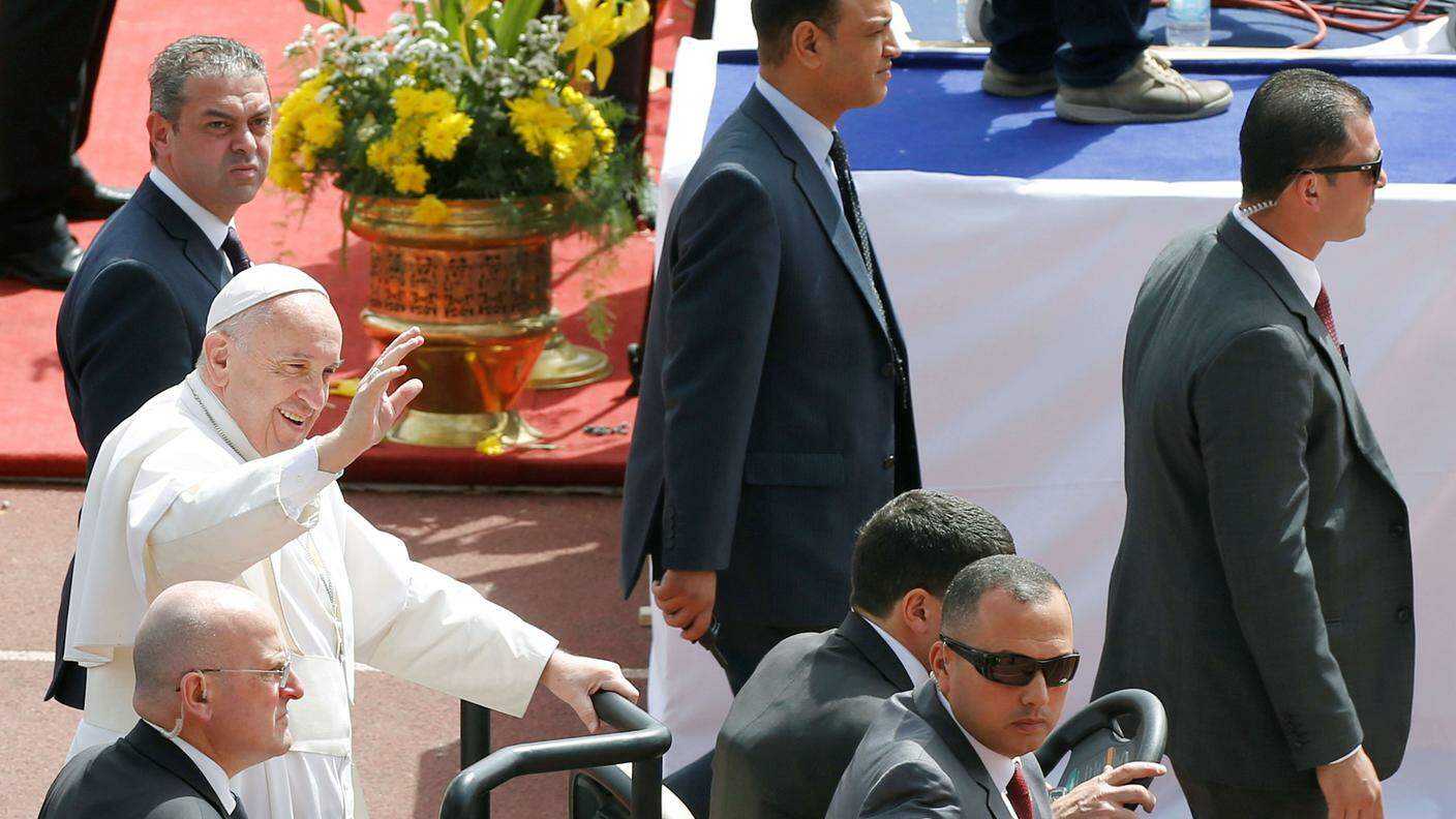 Papa Francesco saluta i fedeli prima della messa di sabato allo stadio del Cairo