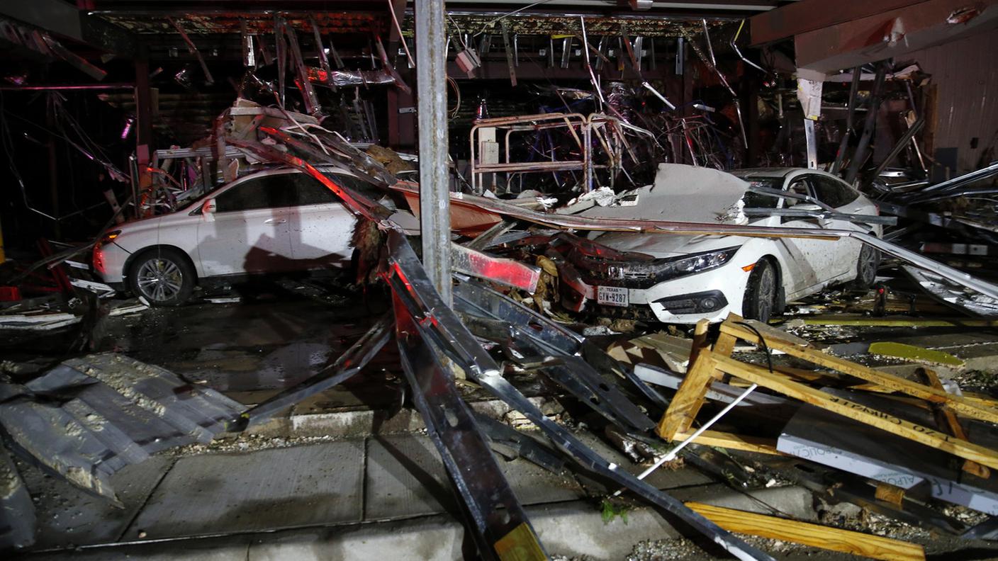 Un'officina devastata dalla furia dei tifoni sabato a Canton, Texas