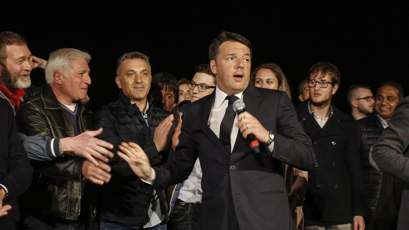 Matteo Renzi festeggia la rielezione alla testa del PD