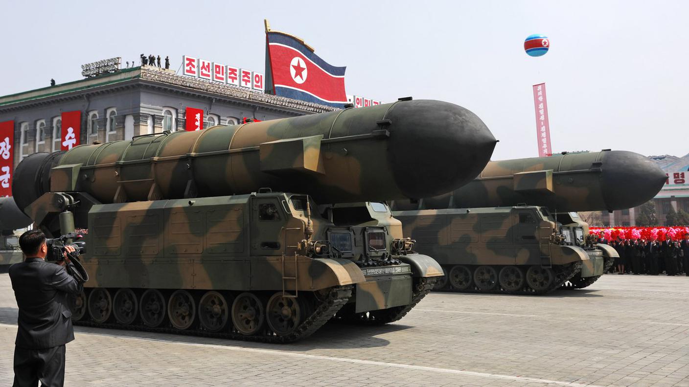 Mezzi corazzati nordcoreani trasportano missili durante una parata militare 
