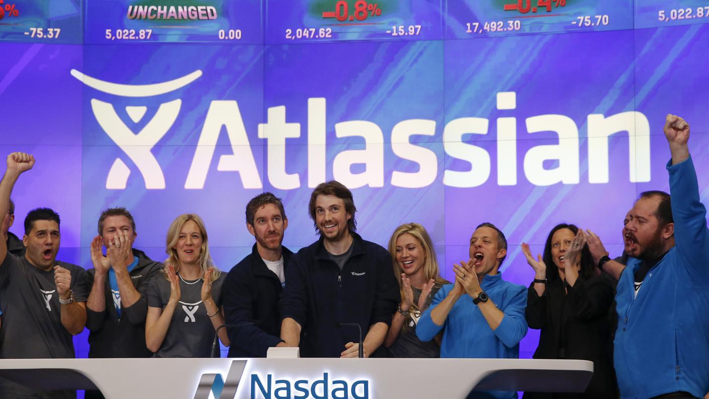 In mezzo i due fondatori di Atlassian: Scott Farquhar (s) e Mike Cannon-Brookes