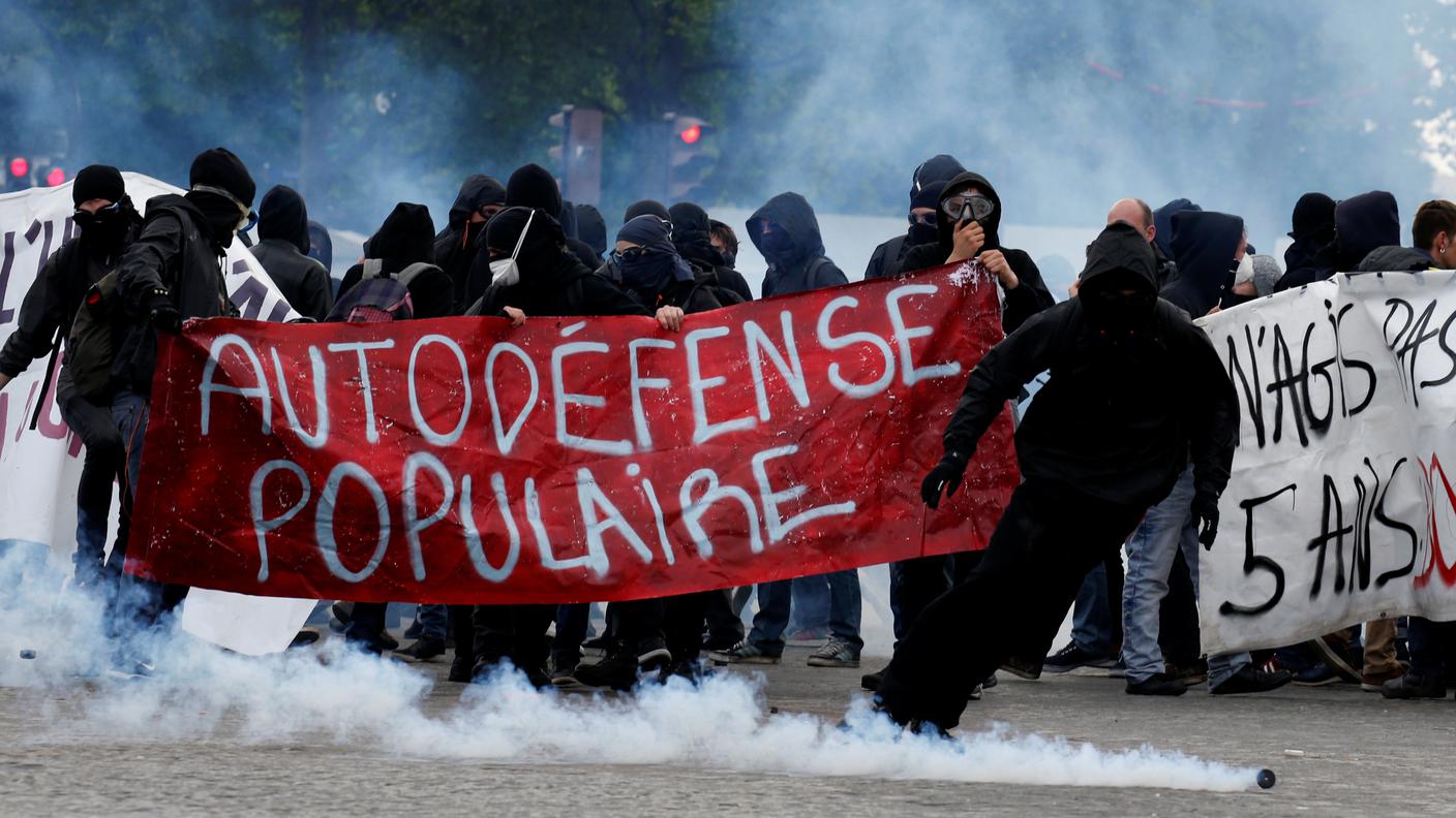 FRANCIA - La storica manifestazione sindacale di Parigi è diventata un terreno di scontri, con tre poliziotti feriti