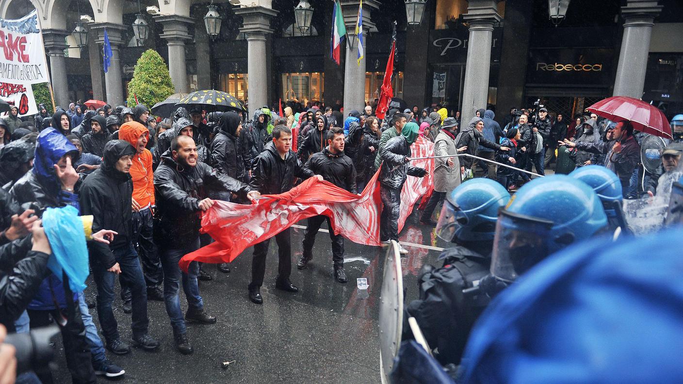 ITALIA - Cariche della polizia a Torino contro alcuni esponenti dei centri sociali