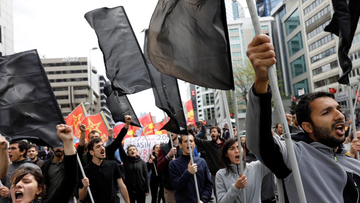 TURCHIA - A Istanbul qualcuno ha sfidato il divieto di protestare in piazza Taksim
