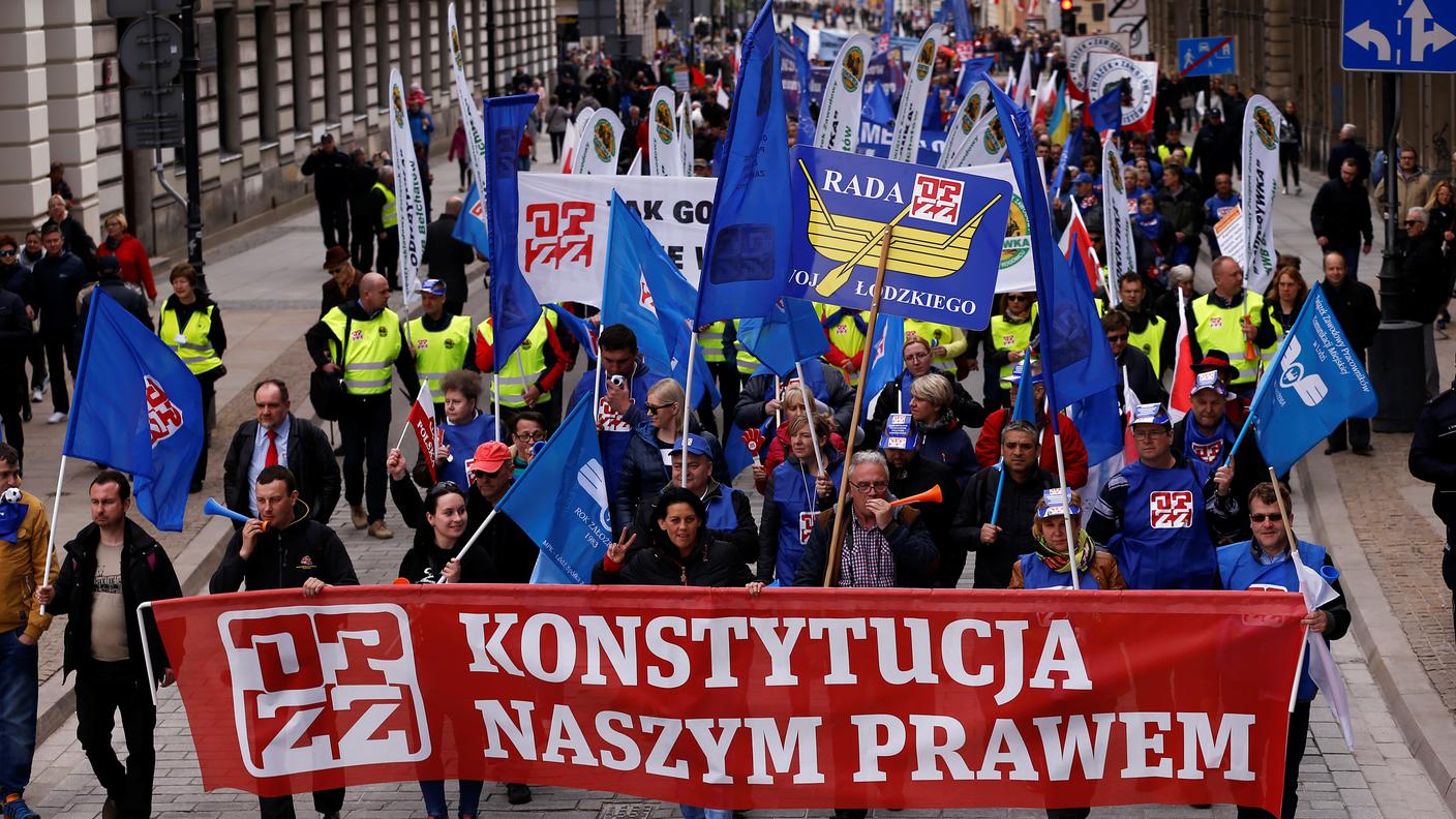 POLONIA - "La Costituzione è la nostra legge" si legge sullo striscione portato per le strade di Varsavia