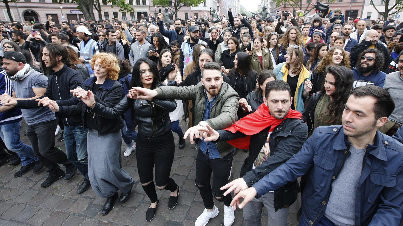 GERMANIA - A Berlino si balla e si festeggia in strada durante il tradizionale My Fest, nel Kreuzberg