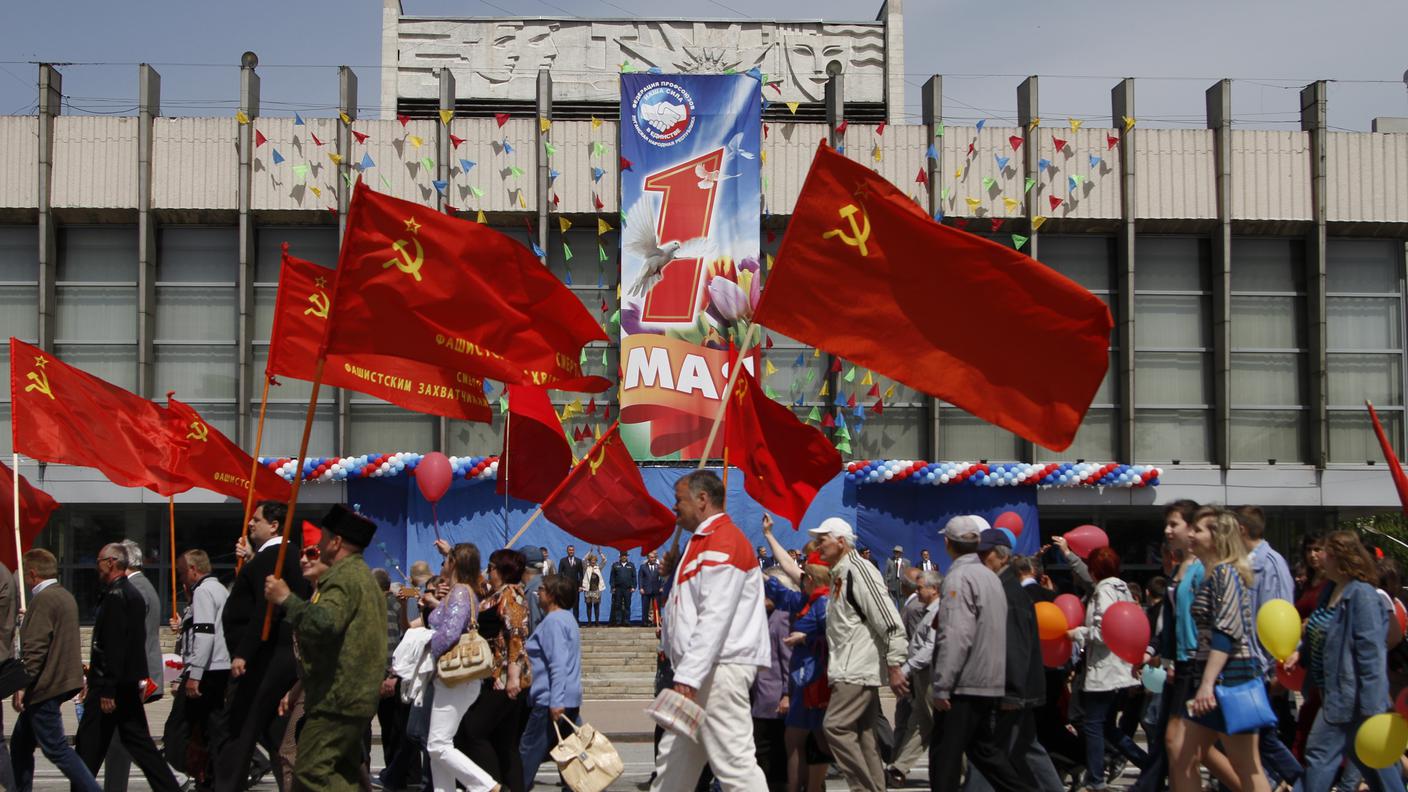 UCRAINA - Sfilata con bandiere rosse a Luhansk, nelle zone controllate dai filorussi 