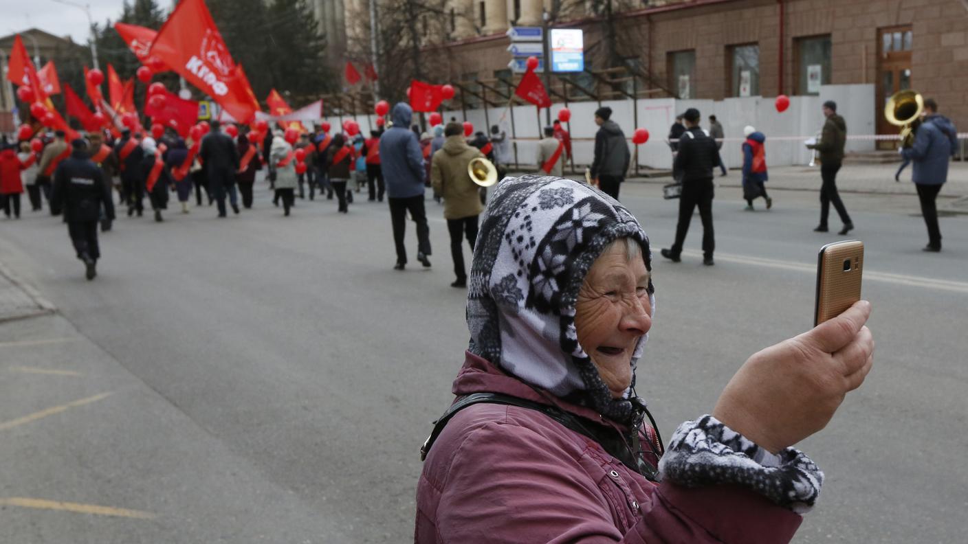 RUSSIA - Foto ricordo per questa signora di Krasnoyarsk, in Siberia